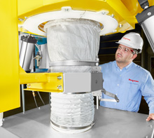 Nach dem Öffnen des Big-Bags hält das TELE-TUBE™-Teleskoprohr den Big-Bag Auslass straff und sorgt durch die kontinuierliche Abwärtsspannung für einen verbesserten Materialfluss und eine vollständige Entleerung.