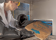 Sackentleersystem mit Glove-Box, Leersackverdichter und flexiblem Schneckenförderer
