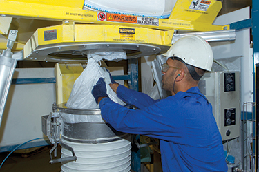 Niederländischer Compoundierer reduziert den Arbeitseinsatz und erhöht die Produktivität durch Big-Bag-Austrageeinheiten mit flexiblen Schneckenförderern