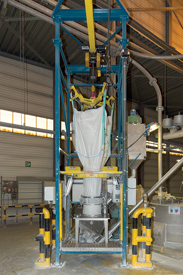 Niederländischer Compoundierer reduziert den Arbeitseinsatz und erhöht die Produktivität durch Big-Bag-Austrageeinheiten mit flexiblen Schneckenförderern
