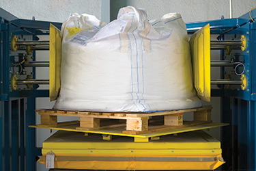 Chemische Pulver werden mit einem Big-Bag-Aufbereiter aufgelockert