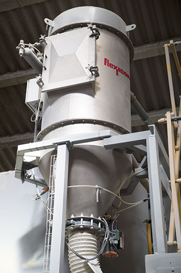 Die Entleerung von Big-Bags in eine pneumatische Förderung steigert die Produktivität bei der Kunststoff-Verbundmaterialhandhabung