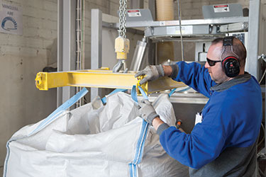 Die Entleerung von Big-Bags in eine pneumatische Förderung steigert die Produktivität bei der Kunststoff-Verbundmaterialhandhabung