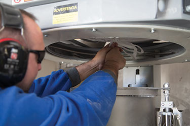 Die Entleerung von Big-Bags in eine pneumatische Förderung steigert die Produktivität bei der Kunststoff-Verbundmaterialhandhabung