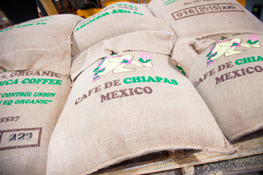 Förderung von Kaffee aus Big Bags zu Röster und Verpackungsmaschine