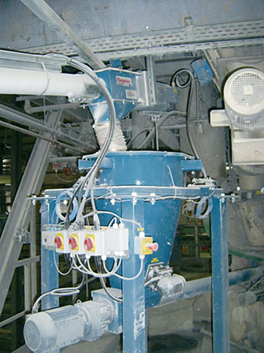 Wiege-Dosiersystem automatisiert die Zugabe von Aluminiumpulver zu Betonblockgemisch