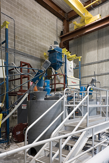 Pulverfördertechnik verbessert die Filtration in einer Entsalzungsanlage