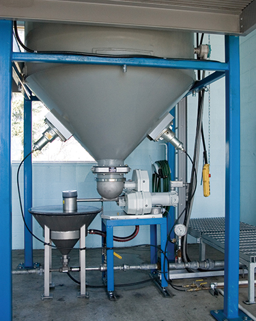 Automatisierte Handhabung von Aktivkohle in Big-Bags reduziert Staubbildung und Arbeit in kommunalen Wasseraufbereitungsanlagen