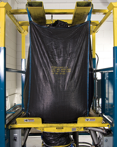 Automatisierte Handhabung von Aktivkohle in Big-Bags reduziert Staubbildung und Arbeit in kommunalen Wasseraufbereitungsanlagen