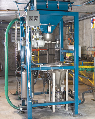Automatisierte Handhabung von Aktivkohle in Big-Bags reduziert Staubbildung und Arbeit in kommunalen Wasseraufbereitungsanlagen