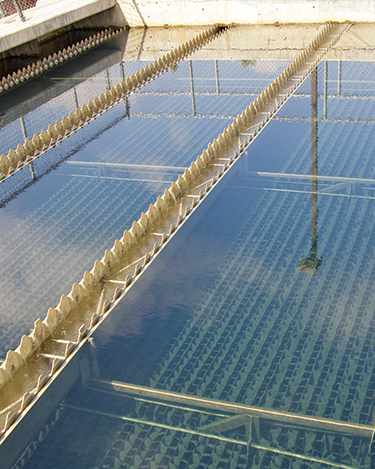 Automatisierte Handhabung von Aktivkohle in Big-Bags reduziert Staubbildung und Arbeit in kommunalen Wasseraufbereitungsanlagen