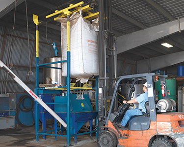 Kostengünstige Umrüstung einer Sackentleerstation auf eine Big-Bag-Entleereinheit erhöht die Sicherheit und Produktivität in einem Spezialchemieunternehmen