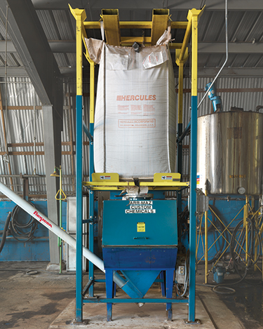 Kostengünstige Umrüstung einer Sackentleerstation auf eine Big-Bag-Entleereinheit erhöht die Sicherheit und Produktivität in einem Spezialchemieunternehmen