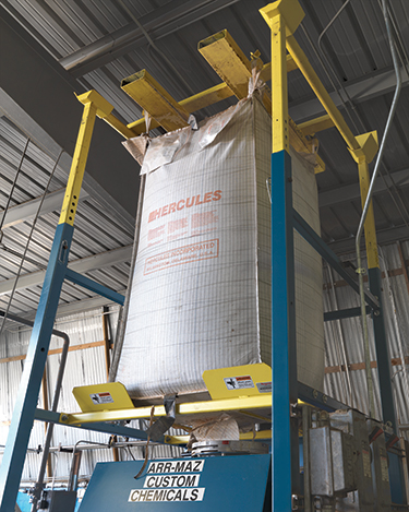 Kostengünstige Umrüstung einer Sackentleerstation auf eine Big-Bag-Entleereinheit erhöht die Sicherheit und Produktivität in einem Spezialchemieunternehmen