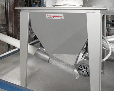 Big-Bag-Austrageeinheit und flexibler Schneckenförderer beschicken Doppelschneckenextruder auf engstem Raum