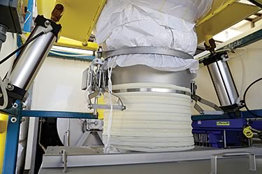 Weingut LangeTwins reduziert Arbeitsaufwand und Staub der Kieselgur-Filtration mit einem Flexicon Big-Bag-Chargenentleerer