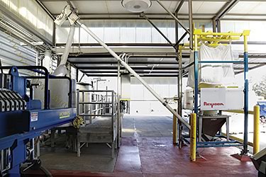 Weingut LangeTwins reduziert Arbeitsaufwand und Staub der Kieselgur-Filtration mit einem Flexicon Big-Bag-Chargenentleerer