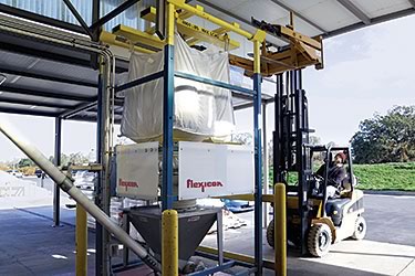 Weingut LangeTwins reduziert Arbeitsaufwand und Staub der Kieselgur-Filtration mit einem Flexicon Big-Bag-Chargenentleerer