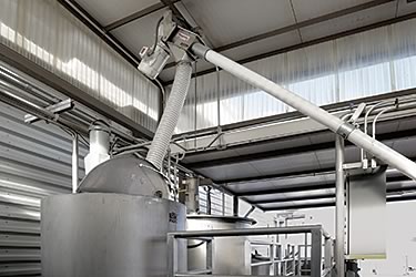 Weingut LangeTwins reduziert Arbeitsaufwand und Staub der Kieselgur-Filtration mit einem Flexicon Big-Bag-Chargenentleerer