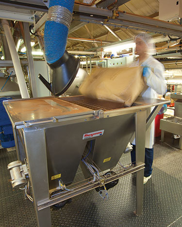 Mechanische und pneumatische Förderer erweisen sich beide als die besten Lösungen für das neue "Chocolate Dodger"-Verfahren bei Burton's Biscuit