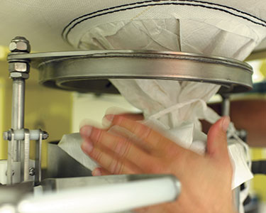 Norwegischer Süßwarenhersteller verbessert die Sicherheit, verhindert Staub und entlädt Big-Bags automatisch
