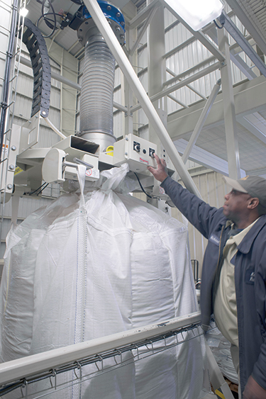 Abfüllanlage für Big-Bags beschleunigt die Verpackung in der Reismühle Kennedy