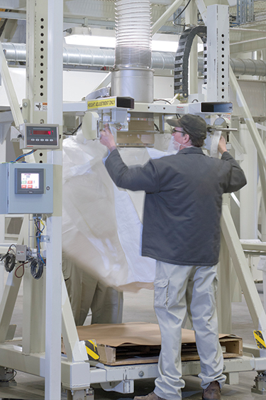 Abfüllanlage für Big-Bags beschleunigt die Verpackung in der Reismühle Kennedy