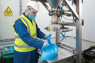 Neuverpackung von Zuckergranulat durch Big-Bag-Chargenentlader mit Waage verbessert
