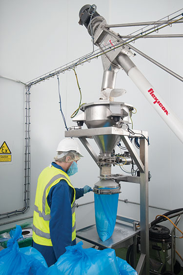 Neuverpackung von Zuckergranulat durch Big-Bag-Chargenentlader mit Waage verbessert
