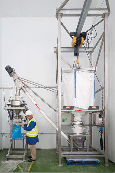 Neuverpackung von Zuckergranulat durch Big-Bag-Chargenentlader mit Waage verbessert
