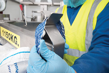 Neuverpackung von Zuckergranulat durch Big-Bag-Chargenentlader mit Waage verbessert