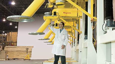 Flexicon-Ingenieur bei der Inspektion einer Anlage
